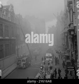 INCENDIE DANS ST MARTINS LANE LONDRES LE 22 JUILLET 1960 Banque D'Images