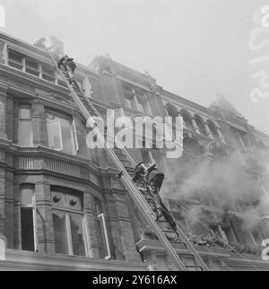 INCENDIE À ST MARTINS LANE LONDRES LE 22 JUILLET 1960 Banque D'Images