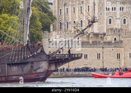 Londres, Royaume-Uni. 23 septembre 2024. Galeon Andalucia, réplique d'un galion du XVIe au XVIIe siècle, passe devant la Tour de Londres. Le navire sera temporairement amarré aux quais de St Katherine à proximité et les visiteurs pourront explorer le navire. Crédit : Vuk Valcic/Alamy Live News Banque D'Images