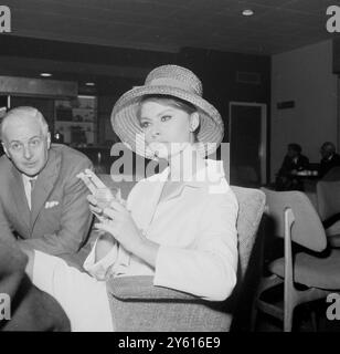 SOPHIA LOREN À L'AÉROPORT DE LONDRES / 19 JUILLET 1960 Banque D'Images