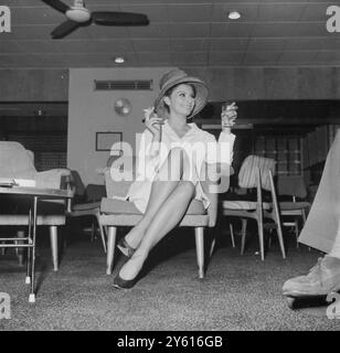 SOPHIA LOREN À LONDON AIRPORT / 19 JUILLET 1960 Banque D'Images