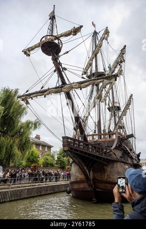 Londres, Royaume-Uni. 23 septembre 2024. Le public voit Galeon Andalucia, une réplique grandeur nature d'un navire de guerre espagnol du XVIIe siècle passant dans les docks de St Katharine. Le navire de 500 tonnes, 162 pieds (49 m) de long et 33 pieds (10 m) de large est une attraction touristique et éducative flottante et sera amarré aux docks de St Katharine jusqu'au 6 octobre. Lancé en 2009, il a navigué plus de 70 000 milles nautiques et est dans la capitale après avoir complété comme 14 villes de tournée européenne. Credit : Stephen Chung / Alamy Live News Banque D'Images