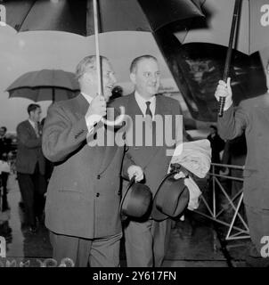 LE MINISTRE BRITANNIQUE DES AFFAIRES ÉTRANGÈRES SELWYN LLOYD ET LE MINISTRE ESPAGNOL DES AFFAIRES ÉTRANGÈRES DON FERNANDO CASTIELLA À L'AÉROPORT DE LONDRES / 11 JUILLET 1960 Banque D'Images