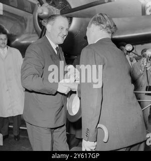 LE MINISTRE BRITANNIQUE DES AFFAIRES ÉTRANGÈRES SELWYN LLOYD ET LE MINISTRE ESPAGNOL DES AFFAIRES ÉTRANGÈRES DON FERNANDO CASTIELLA À L'AÉROPORT DE LONDRES / 11 JUILLET 1960 Banque D'Images