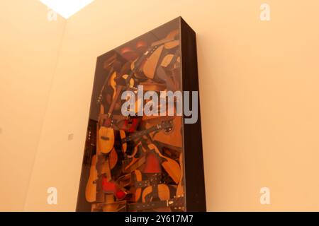 STRASBOURG, FRANCE - 21 SEPTEMBRE 2024 : L'installation hommage au cubisme d'Arman est exposée au Musée d'Art moderne de Strasbourg Banque D'Images