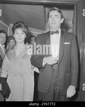 L'ACTEUR GREGORY PECK, VEDETTE DE CINÉMA, AVEC LA PREMIÈRE DE HERPHIT THE WIND À LONDRES / 7 JUILLET 1960 Banque D'Images