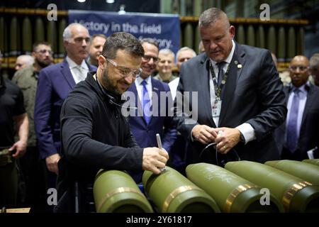 Scranton, Vereinigte Staaten. 22 septembre 2024. Le président Volodymyr Zelenskyj visite une usine d'armement aux États-Unis (usine de munitions de l'armée de Scranton à Scranton, Pennsylvanie) le 22 septembre 2024. Visite de travail du président de l'Ukraine au crédit américain : le bureau présidentiel de l'Ukraine via/dpa/Alamy Live News Banque D'Images