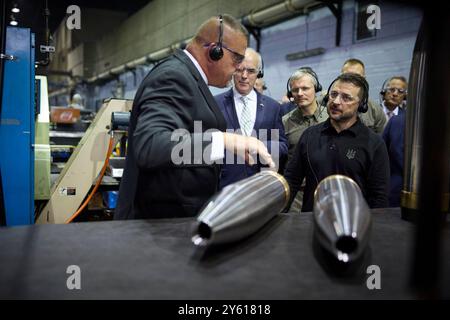 Scranton, Vereinigte Staaten. 22 septembre 2024. Le président Volodymyr Zelenskyj visite une usine d'armement aux États-Unis (usine de munitions de l'armée de Scranton à Scranton, Pennsylvanie) le 22 septembre 2024. Visite de travail du président de l'Ukraine au crédit américain : le bureau présidentiel de l'Ukraine via/dpa/Alamy Live News Banque D'Images