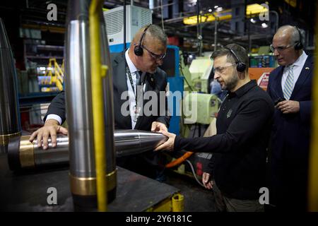 Scranton, Vereinigte Staaten. 22 septembre 2024. Le président Volodymyr Zelenskyj visite une usine d'armement aux États-Unis (usine de munitions de l'armée de Scranton à Scranton, Pennsylvanie) le 22 septembre 2024. Visite de travail du président de l'Ukraine au crédit américain : le bureau présidentiel de l'Ukraine via/dpa/Alamy Live News Banque D'Images