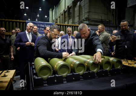 Scranton, Vereinigte Staaten. 22 septembre 2024. Le président Volodymyr Zelenskyj visite une usine d'armement aux États-Unis (usine de munitions de l'armée de Scranton à Scranton, Pennsylvanie) le 22 septembre 2024. Visite de travail du président de l'Ukraine au crédit américain : le bureau présidentiel de l'Ukraine via/dpa/Alamy Live News Banque D'Images