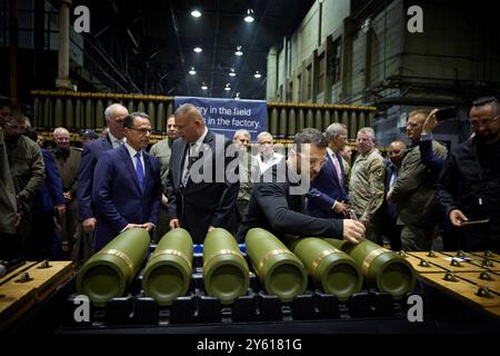 Scranton, Vereinigte Staaten. 22 septembre 2024. Le président Volodymyr Zelenskyj visite une usine d'armement aux États-Unis (usine de munitions de l'armée de Scranton à Scranton, Pennsylvanie) le 22 septembre 2024. Visite de travail du président de l'Ukraine au crédit américain : le bureau présidentiel de l'Ukraine via/dpa/Alamy Live News Banque D'Images