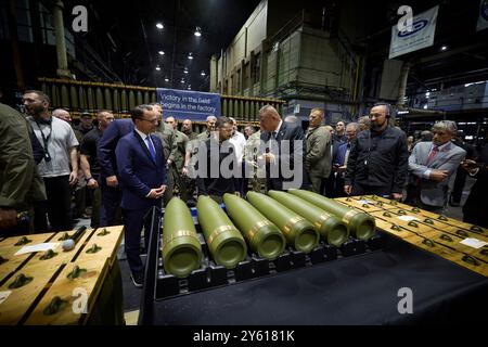 Scranton, Vereinigte Staaten. 22 septembre 2024. Le président Volodymyr Zelenskyj visite une usine d'armement aux États-Unis (usine de munitions de l'armée de Scranton à Scranton, Pennsylvanie) le 22 septembre 2024. Visite de travail du président de l'Ukraine au crédit américain : le bureau présidentiel de l'Ukraine via/dpa/Alamy Live News Banque D'Images