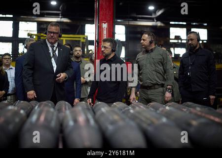 Scranton, Vereinigte Staaten. 22 septembre 2024. Le président Volodymyr Zelenskyj visite une usine d'armement aux États-Unis (usine de munitions de l'armée de Scranton à Scranton, Pennsylvanie) le 22 septembre 2024. Visite de travail du président de l'Ukraine au crédit américain : le bureau présidentiel de l'Ukraine via/dpa/Alamy Live News Banque D'Images