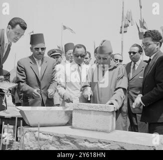 LE ROI MOHAMMED V DU MAROC VOIR RECONSTITUTION AGADIR APRÈS LE TREMBLEMENT DE TERRE DU 1ER JUILLET 1960 Banque D'Images