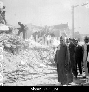 LE ROI MOHAMMED V DU MAROC VOIR RECONSTITUTION AGADIR APRÈS LE TREMBLEMENT DE TERRE DU 1ER JUILLET 1960 Banque D'Images