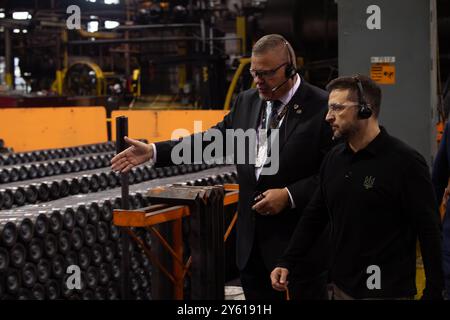 Scranton, États-Unis. 22 septembre 2024. Le président ukrainien Volodymyr Zelenskyy, à droite, écoute Rich Hansen, le représentant du commandant, décrire le processus de production de douille de cartouche de projectile à l'usine de munitions de l'armée de Scranton, le 22 septembre 2024 à Scranton, Pennsylvanie. Crédit : SSGT. Deonte Rowell/U. S Army photo/Alamy Live News Banque D'Images