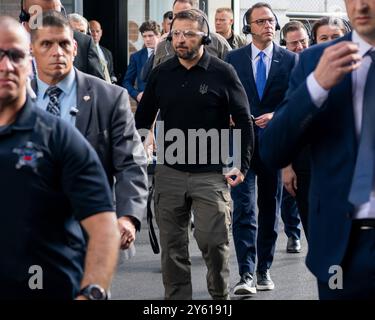 Scranton, États-Unis. 22 septembre 2024. Le président ukrainien Volodymyr Zelenskyy, au centre, visite le processus de production de cartouches de projectiles à l'usine de munitions de l'armée de Scranton, le 22 septembre 2024 à Scranton, en Pennsylvanie. Crédit : SSGT. Deonte Rowell/U. S Army photo/Alamy Live News Banque D'Images