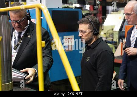 Scranton, États-Unis. 22 septembre 2024. Le président ukrainien Volodymyr Zelenskyy, au centre, écoute Rich Hansen, représentant du commandant, décrire le processus de production de douille de cartouche de projectile à l'usine de munitions de l'armée de Scranton, le 22 septembre 2024 à Scranton, Pennsylvanie. Crédit : SSGT. Deonte Rowell/U. S Army photo/Alamy Live News Banque D'Images