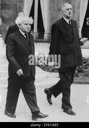 ISRAËL LE PREMIER MINISTRE DAVID BEN GOURION S'ENTRETIENT AVEC LE GÉNÉRAL CHARLES DE GAULLE AU PALAIS DE L'ELYSÉE, PARIS, FRANCE / 14 JUIN 1960 Banque D'Images