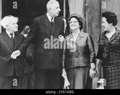 ISRAËL LE PREMIER MINISTRE DAVID BEN GOURION S'ENTRETIENT AVEC LE GÉNÉRAL CHARLES DE GAULLE AU PALAIS DE L'ELYSÉE, PARIS, FRANCE / 14 JUIN 1960 Banque D'Images