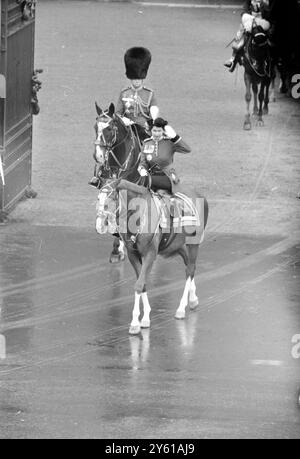 LA REINE ELIZABETH II SALUE LONDRES LE 11 JUIN 1960 Banque D'Images