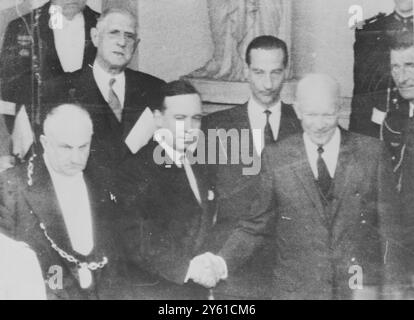 CHARLES DE GAULLE AVEC LE MINISTRE DEBRE ET LE PRÉSIDENT AMÉRICAIN DWIGHT EISENHOWER / 17 MAI 1960 Banque D'Images