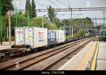 Train de marchandises Tesco passant par Northampton Banque D'Images