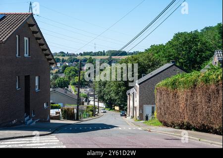 Saint Nicolas, Liège, Belgique, 10 août, 2024- Rue inclinée du village avec des maisons en briques Banque D'Images