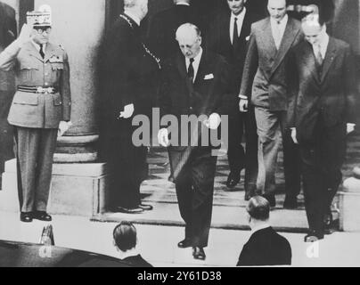 LE PREMIER MINISTRE BRITANNIQUE HAROLD MACMILLAN QUITTE LE PALAIS DE L'ÉLYSÉE / 16 MAI 1960 Banque D'Images