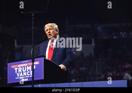 Glendale, Arizona, États-Unis - 23 août 2024 : L'ancien POTUS Donald Trump s'exprime derrière un podium lors d'un rassemblement de campagne politique dans une arène pour le président Banque D'Images