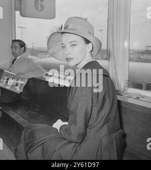 L'ACTRICE LESLIE CARON À L'AÉROPORT DE LONDRES/ 14 MAI 1960 Banque D'Images