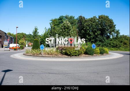 Saint Nicolas, Liège, Belgique, 10 août 2024 - rond-point et panneau du village Banque D'Images