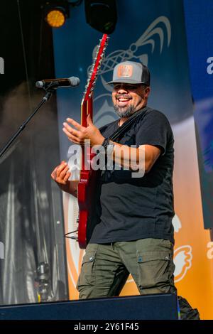 George Leach, première nation STL'atl'imx, musicien rock, acteur, jouant de la guitare électrique à double cou Banque D'Images