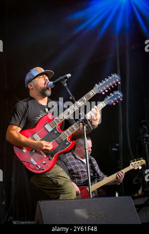 George Leach, première nation STL'atl'imx, musicien rock, acteur, jouant de la guitare électrique à double cou Banque D'Images