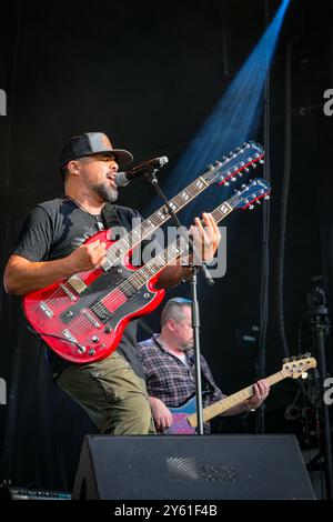 George Leach, première nation STL'atl'imx, musicien rock, acteur, jouant de la guitare électrique à double cou Banque D'Images