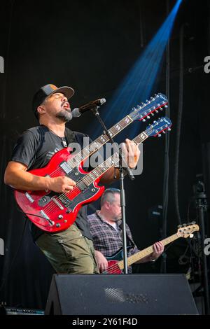 George Leach, première nation STL'atl'imx, musicien rock, acteur, jouant de la guitare électrique à double cou Banque D'Images