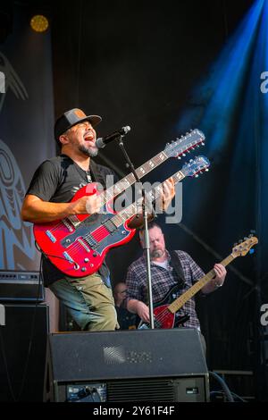 George Leach, première nation STL'atl'imx, musicien rock, acteur, jouant de la guitare électrique à double cou Banque D'Images