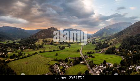 Paysage panoramique aérien du village de Grasmere dans le parc national du Lake District avec la route A591 traversant la vallée jusqu'à Keswick avec Banque D'Images