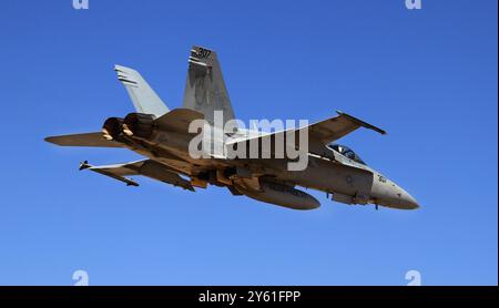 Un F-18 Hornet de l'US Navy du Carrier Air Wing Eight fournit un soutien aérien pour un exercice Eager Lion mission le 26 mai 2014, sur une base aérienne dans le nord du J Banque D'Images