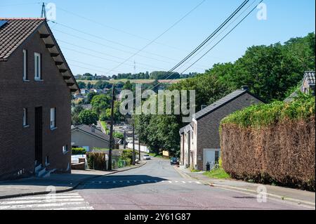 Saint Nicolas, Liège, Belgique, 10 août, 2024- Rue pentue du village avec des maisons en briques Banque D'Images