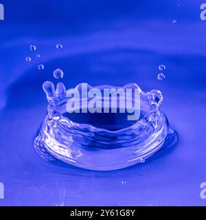 photographie minimaliste, d’une goutte d’eau, d’un éclaboussure, d’une vague se répandant à la surface de l’eau, image inspirant tranquillité, méditation, calme Banque D'Images