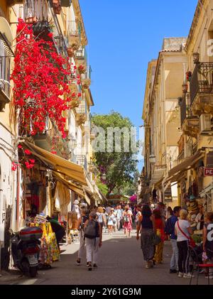 Taormina, Italie - 24 mai 2024 : les rues touristiques de Taormina pleines de monde pendant l'été. Sicile. Banque D'Images
