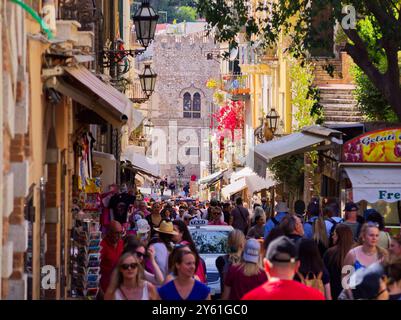 Taormina, Italie - 24 mai 2024 : les rues touristiques de Taormina pleines de monde pendant l'été. Sicile. Banque D'Images