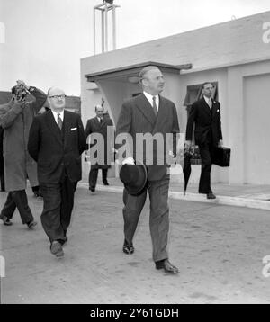 LE MINISTRE BRITANNIQUE DES AFFAIRES ÉTRANGÈRES SELWYN LLOYD QUITTE L'AÉROPORT DE LONDRES POUR TÉHÉRAN ET ISTANBUL LE 26 AVRIL 1960 Banque D'Images