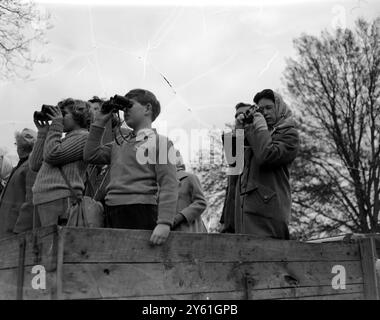 PRINCE CHARLES REGARDANT À TRAVERS LES JUMELLES BADMINGTON 22 AVRIL 1960 Banque D'Images