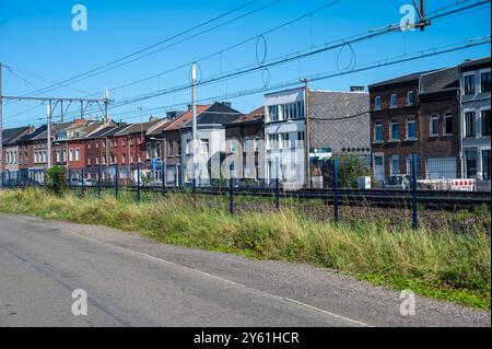 Liège, Belgique, 10 août 2024 - la rue de l'hippodrome sur les voies ferrées avec l'industrie métallurgique en arrière-plan Banque D'Images