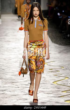 Un mannequin est vu sur la passerelle du défilé Versace lors du défilé de mode collections printemps été 2025 à la Fashion week de Milan à Milan, Italie, le 20 septembre 2024. (Photo de Jonas Gustavsson/Sipa USA) Banque D'Images