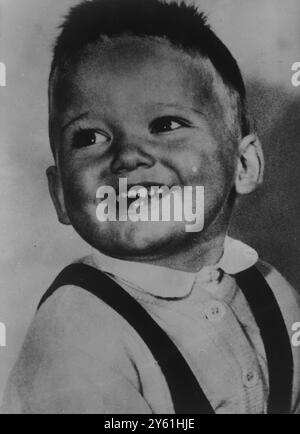 BÉBÉ KIDNAPPÉ Paris, France : Eric Peugeot, quatre ans, petit-fils du magnat français de l'automobile M Jean Pierre Peugeot, et fils de M. Roland Peugeot, enlevé hier alors qu'il jouait dans l'aire de jeux pour enfants du club de golf de St Cloud, une rançon de £36 000 a été demandée hier pour le retour du garçon. 14 AVRIL 1960 Banque D'Images