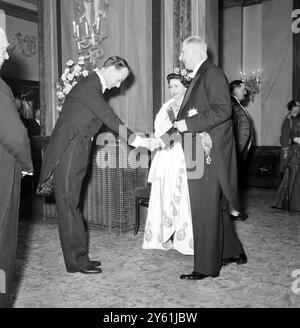 LE PRÉSIDENT FRANÇAIS CHARLES DE GAULLE AVEC LA REINE ELIZABETH II À COVENT GARDEN/ 7 AVRIL 1960 Banque D'Images