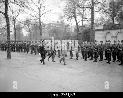 LE PRÉSIDENT GÉNÉRAL CHARLES DE GAULLE INSPECTE LA GARDE D'HONNEUR / 6 AVRIL 1960 Banque D'Images